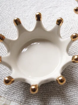 1БР Керамична Crown модел на чиния на масата украса Украса Занаяти Закуски бонбони Пръстени тава за съхранение на бижута ястие Закуски ястие